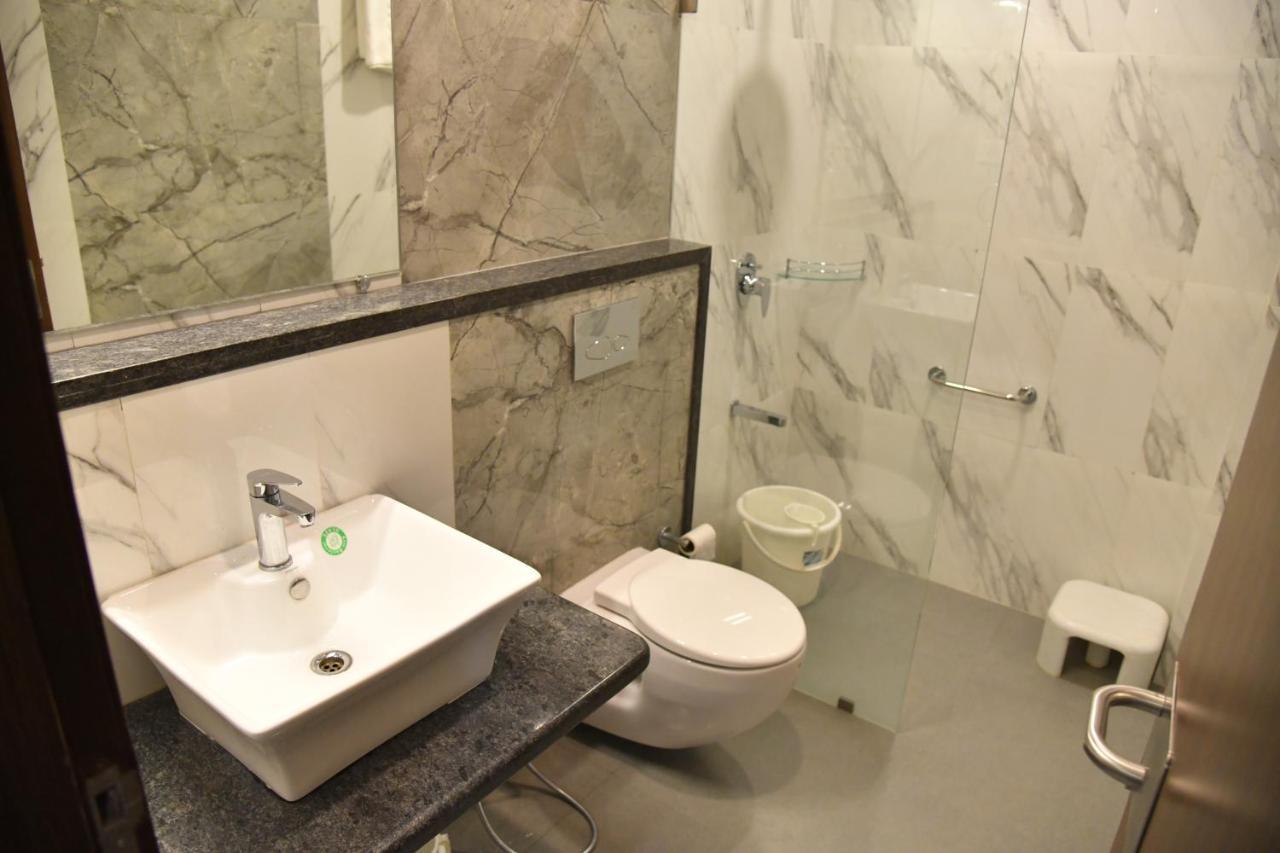 Hotel Prince Residency ภุช ภายนอก รูปภาพ