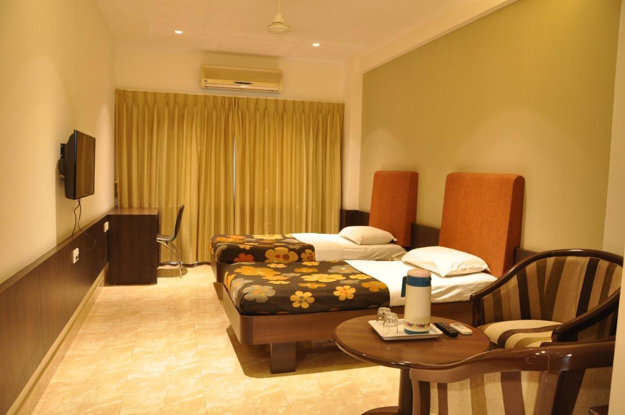 Hotel Prince Residency ภุช ภายนอก รูปภาพ