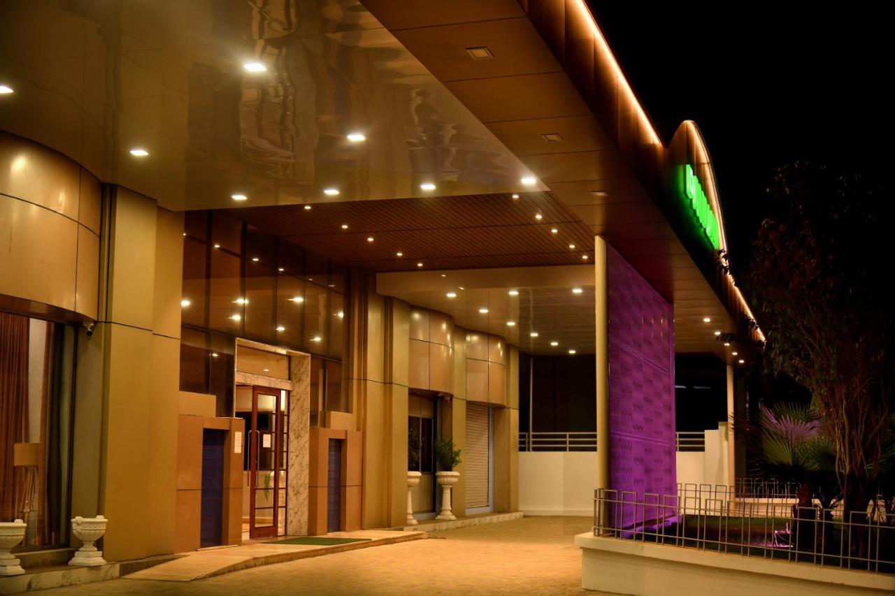 Hotel Prince Residency ภุช ภายนอก รูปภาพ