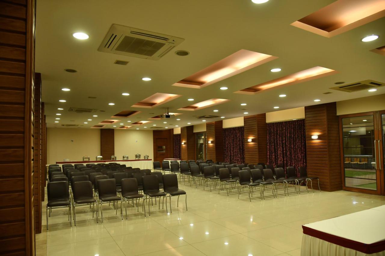 Hotel Prince Residency ภุช ภายนอก รูปภาพ