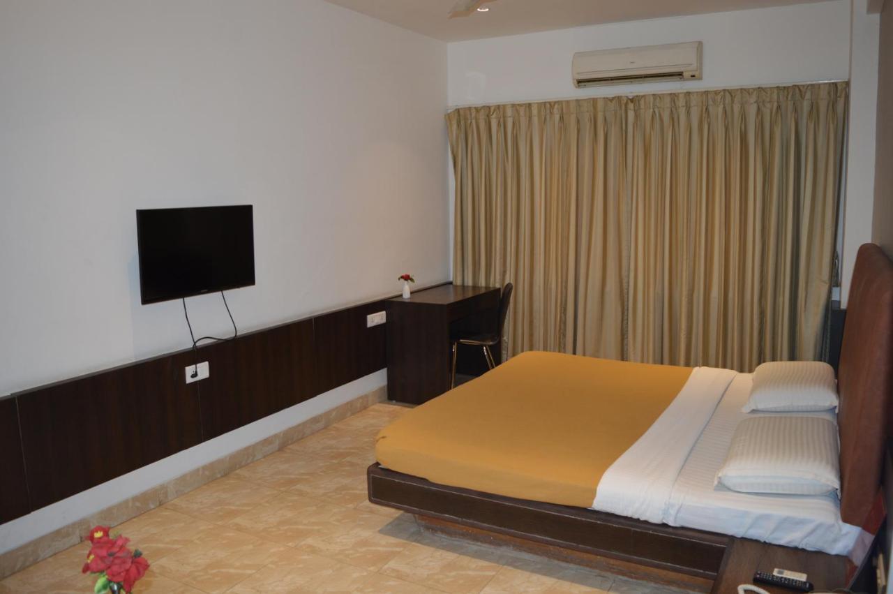 Hotel Prince Residency ภุช ภายนอก รูปภาพ