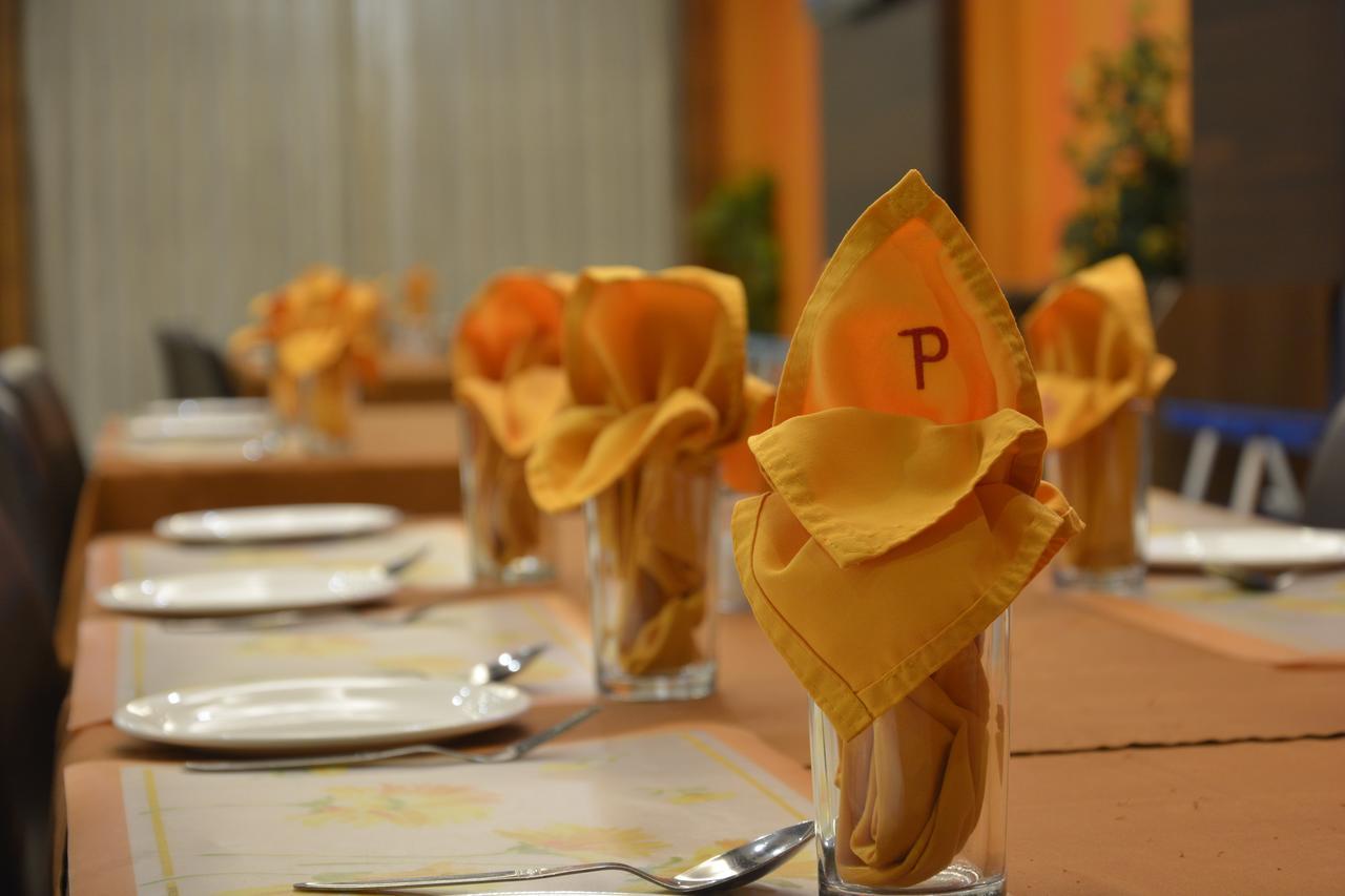 Hotel Prince Residency ภุช ภายนอก รูปภาพ