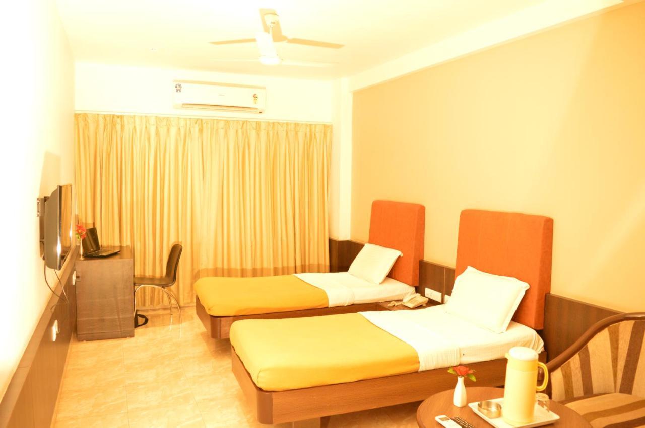 Hotel Prince Residency ภุช ภายนอก รูปภาพ